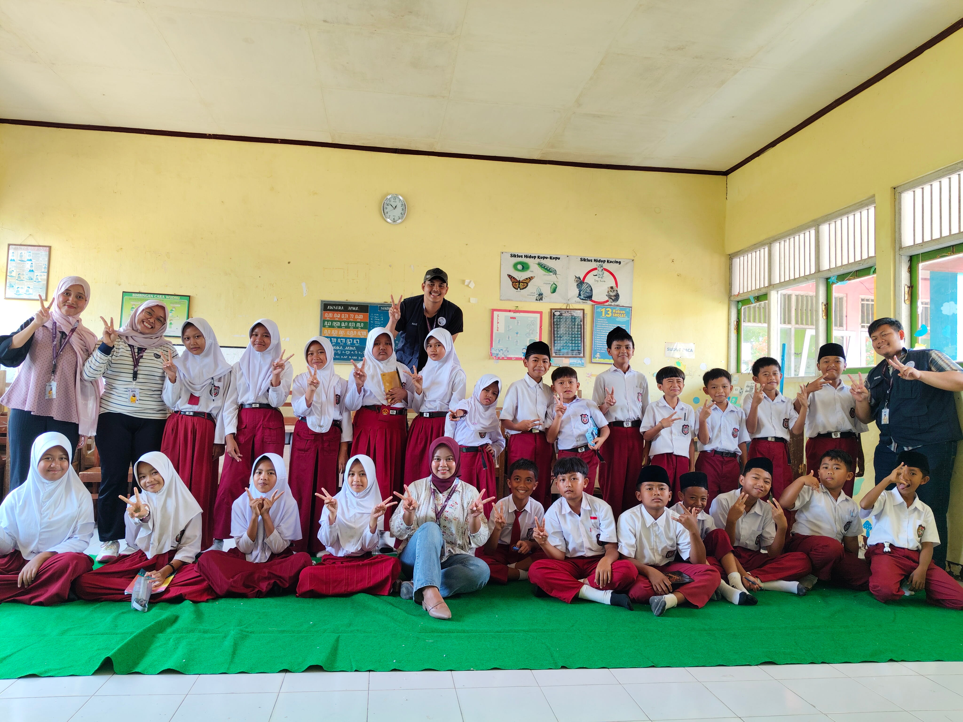 Mengasah Kreativitas Sastra Sejak Dini: Mahasiswa KKN UNNES GIAT 16 Susun Antologi Pantun Karya Siswa